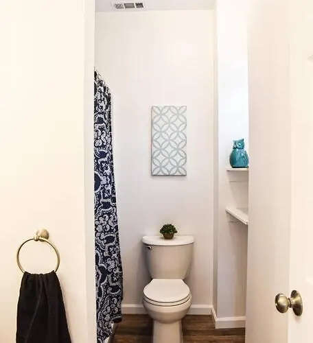 Apartment Beautiful Home-walkable Area W Parking *
