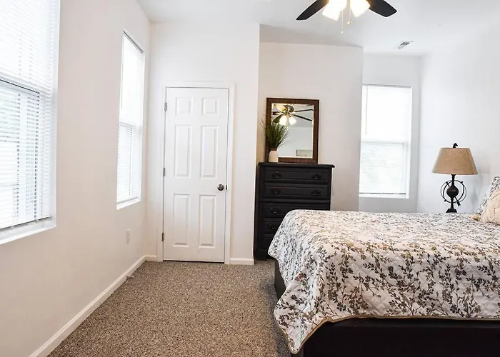 Beautiful Home-walkable Area W Parking Apartment Pittsburgh
