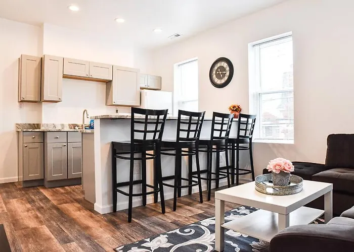 Apartment Beautiful Home-walkable Area W Parking *