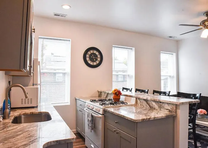 Beautiful Home-walkable Area W Parking