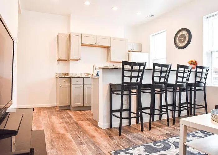 Beautiful Home-walkable Area W Parking