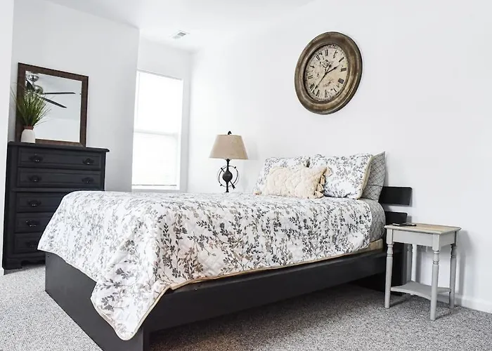 Beautiful Home-walkable Area W Parking Apartment