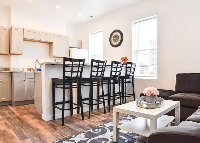 Apartment Beautiful Home-walkable Area W Parking *