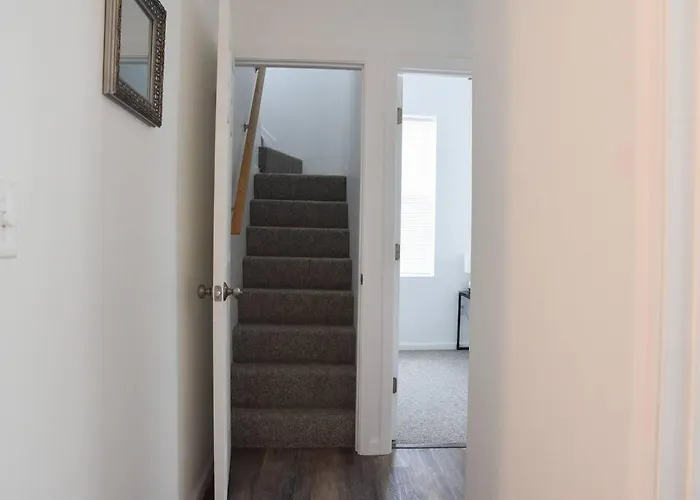 Beautiful Home-walkable Area W Parking *